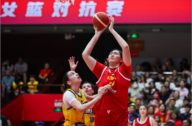 중국 여자농구 장쯔위가 17일 보스니아-헤르체고비나와 평가전에서 골밑슛을 하고 있다. 넷이즈 캡처
