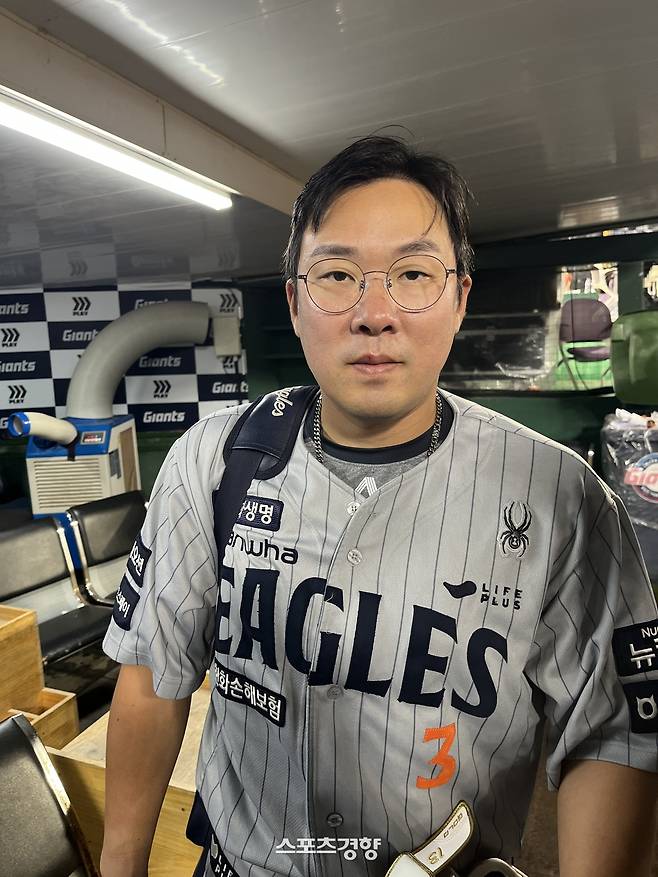안경을 쓴 한화 안치홍이 17일 사직 롯데전을 마치고 인터뷰하고 있다. 사직 | 김하진 기자