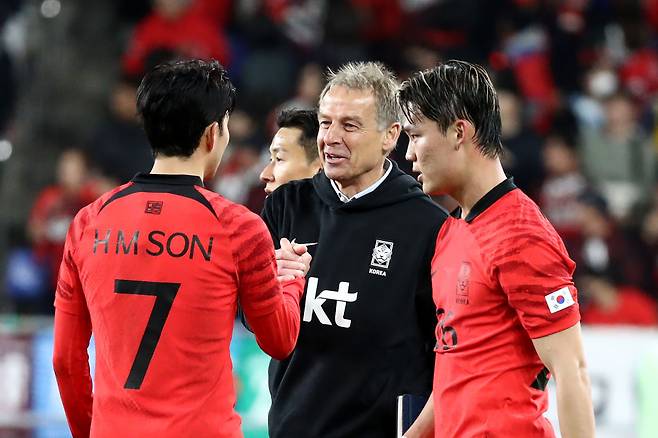 클린스만 전 대표팀 감독과 주장 손흥민이 악수하고 있다. Getty Images코리아