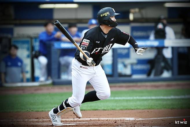 ▲ 콜업 이후 5할에 가까운 맹타를 휘두르고 있는 이호연 ⓒkt위즈