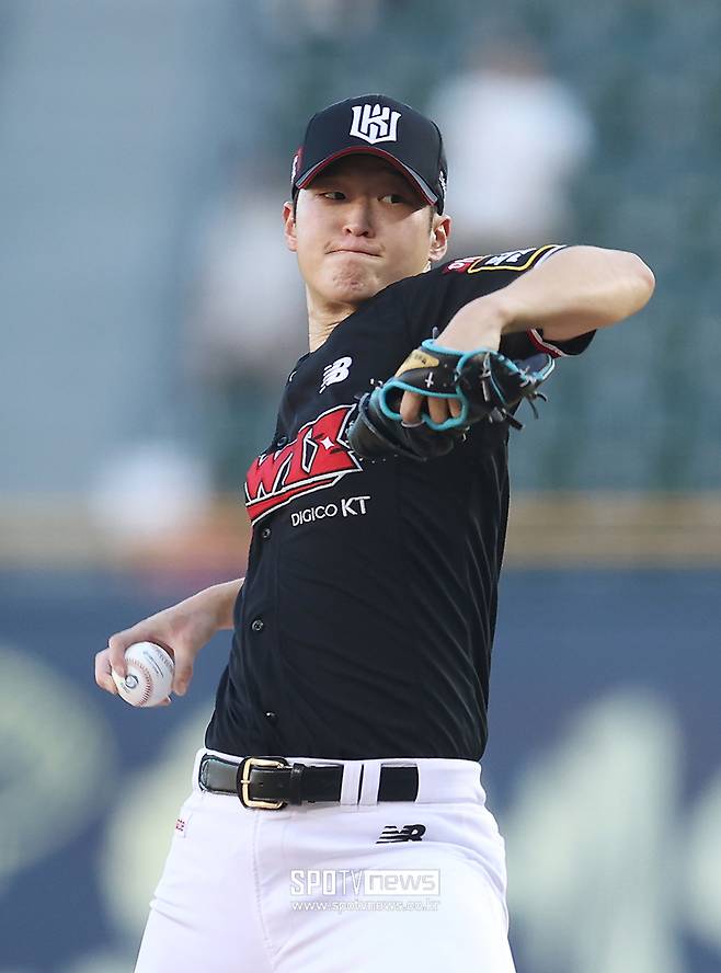 ▲ 19일 광주 KIA전에 선발 등판하며 투구 수를 늘려가는 과정을 밟아나갈 배제성 ⓒ곽혜미 기자