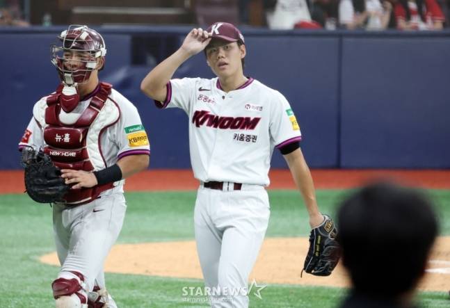 키움 김윤하(오른쪽)이 17일 SSG전 3회 투구를 마치고 더그아웃으로 향하고 있다. /사진=강영조 선임기자
