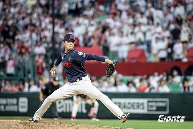 롯데 윤성빈이 15일 인천 SSG전에서 투구하고 있다. /사진=롯데 자이언츠 제공