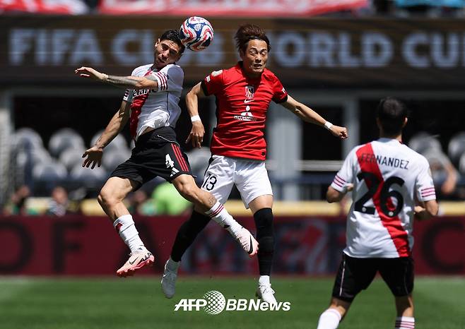 18일(한국시간) 미국 워싱턴주 시애틀의 루멘 필드에서 열린 우라와 레드 다이아몬즈와 리버 플레이트의 2025 국제축구연맹(FIFA) 클럽 월드컵 조별리그 E조 1차전 경기 모습. 우라와 와타나베 료마(오른쪽)가 헤더 경합을 펼치고 있다. /AFPBBNews=뉴스1