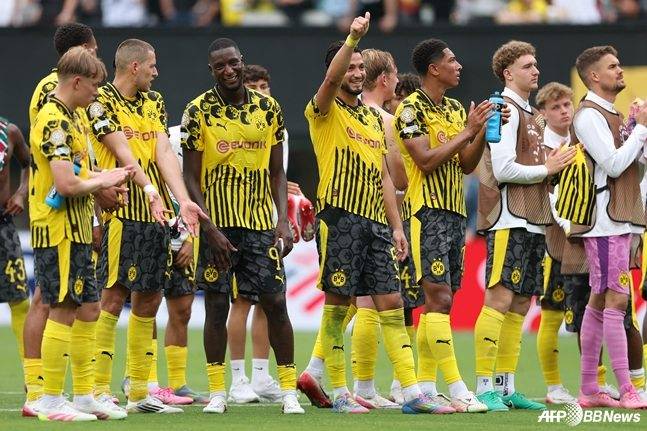보루시아 도르트문트 선수들이 플루미넨시전이 끝난 뒤 관중에게 인사하고 있다. /AFPBBNews=뉴스1