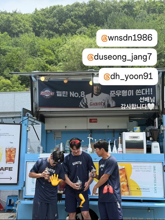 롯데 황성빈과 윤동희, 장두성이 주장 전준우가 보낸 커피차 앞에서 기념촬영을 하고 있다. /사진=황성빈 인스타그램 갈무리