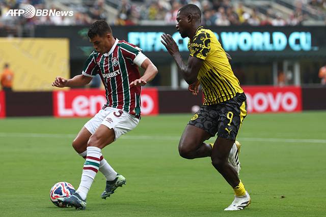 경기에 집중하는 티아구 실바(왼쪽). /AFPBBNews=뉴스1