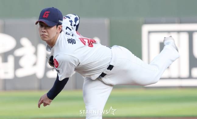 롯데 홍민기가 18일 사직 한화전에서 역투하고 있다. /사진=김진경 대기자