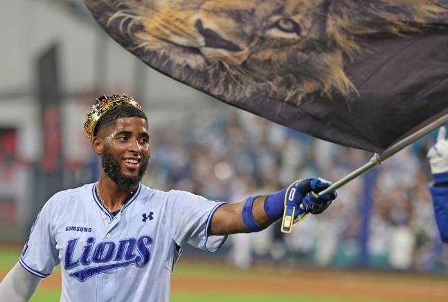 홈런을 치고 세리머니를 하고 있는 디아즈. /사진=삼성 라이온즈