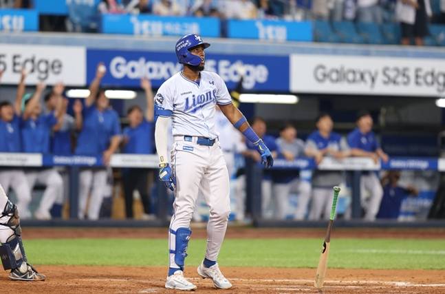 홈런 타구를 감상하는 디아즈. /사진=삼성 라이온즈