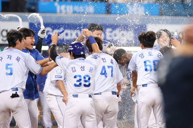 홈을 밟는 디아즈를 격하게 맞이하는 삼성 선수단. /사진=삼성 라이온즈