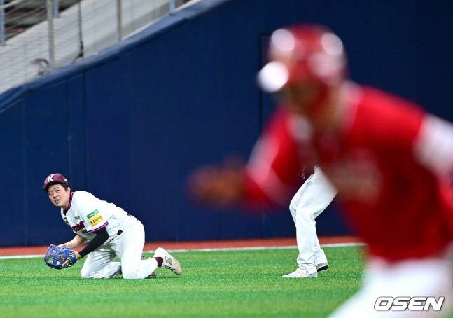 키움 오선진이 18일 SSG전 8회초 무사 1,2루에서 한유섬의 뜬공 타구를 몸을 날려 잡아내고 있다.
