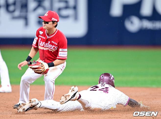 3회말 송성문(오른쪽)이 2루 도루를 성공시키고 있다.