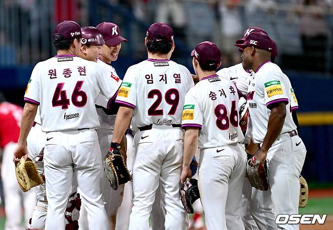 키움 선수들이 연패를 끊어내고 함께 모여 하이파이브를 하고 있다.