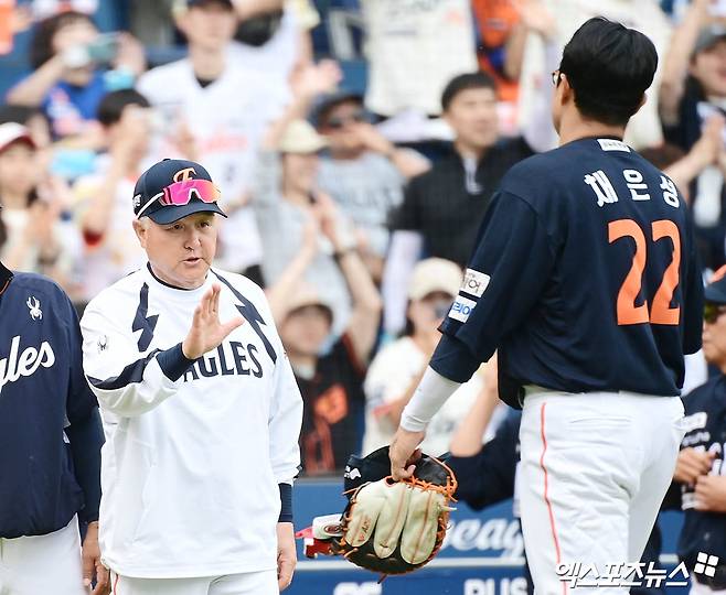 김경문(왼쪽) 감독이 이끄는 한화 이글스가 17일 부산 사직야구장에서 열린 2025 신한 SOL Bank KBO리그 롯데 자이언츠와의 팀 간 8차전에서 6-0 완승을 거두고 5연승을 질주했다. 사진 엑스포츠뉴스 DB