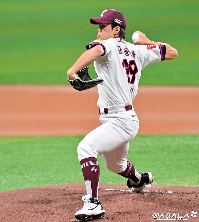 23일 오후 서울 구로구 고척스카이돔에서 열린 '2025 신한 SOL Bank KBO리그' KT 위즈와 키움 히어로즈의 경기, 1회초 키움 선발투수 김윤하가 공을 힘차게 던지고 있다. 엑스포츠뉴스 DB