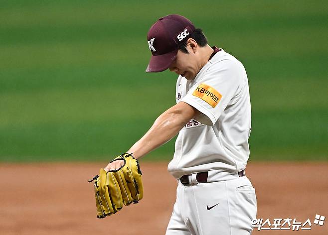 30일 오후 서울 구로구 고척스카이돔에서 열린 '2024 신한 SOL Bank KBO리그' 롯데 자이언츠와 키움 히어로즈의 경기, 1회초 1사 1루 키움 선발투수 김윤하가 롯데 전준우에게 볼넷을 허용한 후 아쉬워하고 있다. 엑스포츠뉴스 DB