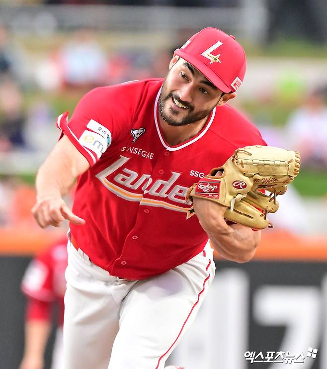 17일 오후 대전 한화생명 볼파크에서 열린 '2025 신한 SOL Bank KBO리그' SSG 랜더스와 한화 이글스의 더블헤더 2차전 경기, 1회말 SSG 선발투수 화이트가 공을 힘차게 던지고 있다. 엑스포츠뉴스 DB