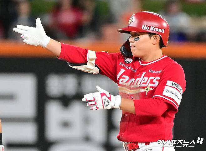 17일 오후 대전 한화생명 볼파크에서 열린 '2025 신한 SOL Bank KBO리그' SSG 랜더스와 한화 이글스의 더블헤더 2차전 경기, 6회초 2사 1루 SSG 정준재가 2루타를 날린 후 기뻐하고 있다. 엑스포츠뉴스 DB
