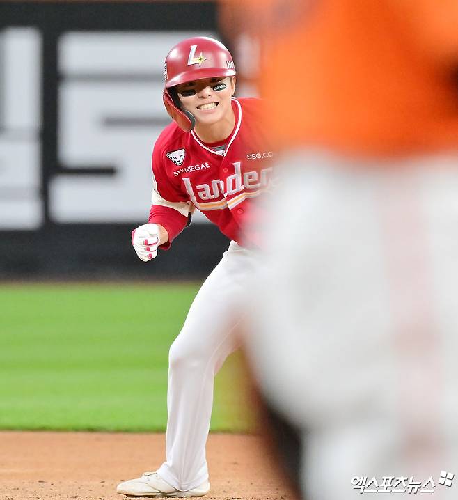 17일 오후 대전 한화생명 볼파크에서 열린 '2025 신한 SOL Bank KBO리그' SSG 랜더스와 한화 이글스의 더블헤더 2차전 경기, 5회초 무사 2,3루 SSG 정준재가 2타점 2루타를 날린 후 기뻐하고 있다. 엑스포츠뉴스 DB