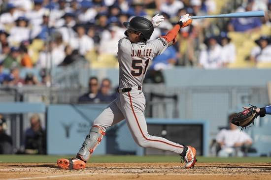 샌프란시스코 자이언츠 이정후가 16일 다저스타디움에서 열린 2025 미국 메이저리그 LA 다저스와의 원정 경기에서 경기를 뒤집는 역전 2타점 3루타를 터트렸다. 연합뉴스