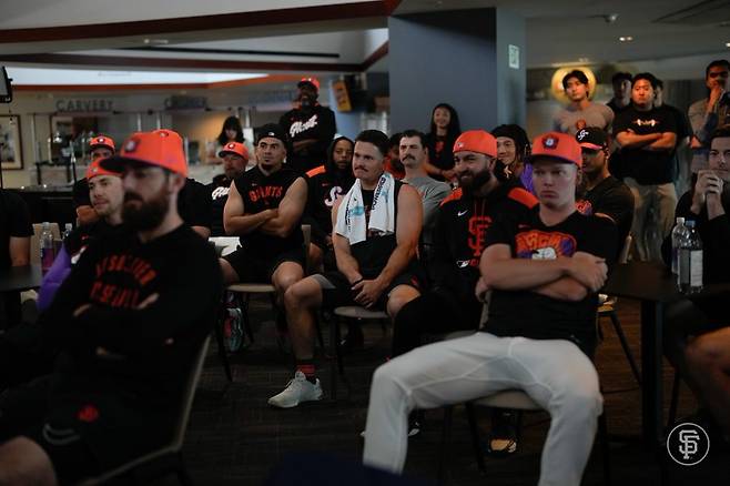 트레이드를 통해 샌프란시스코 자이언츠에 합류한 라파엘 데버스가 3번 타자-지명타자로 이적 첫 경기에 나선다. 그는 이날 경기를 앞두고 기자회견에 나섰다. 샌프란시스코 자이언츠 SNS