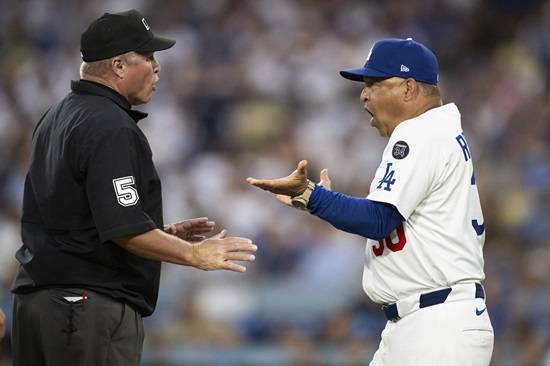 데이브 로버츠 LA 다저스 감독이 오타니 쇼헤이의 몸에 맞는 볼에 대해 항의하다가 심판으로부터 퇴장 명령을 받았다. 연합뉴스