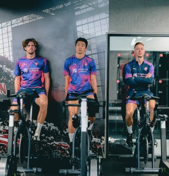 미트윌란이 17일(한국시간) 공식적으로 2025-2026시즌 3F 수페르리가 개막을 위한 프리시즌 훈련을 시작했다. 조규성은 18일 오전 출근하는 모습이 포착되면서 본격적으로 복귀 시동을 걸 것으로 기대를 모으고 있다.&nbsp;미트윌란 SNS