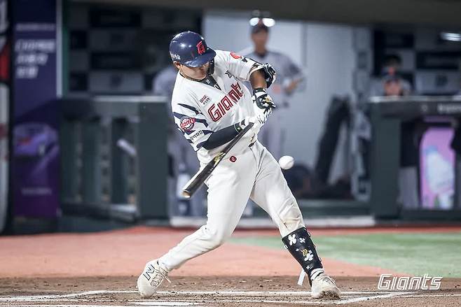 롯데 자이언츠 고졸 루키 포수 박재엽이 18일 부산 사직야구장에서 열린 2025 신한 SOL Bank KBO리그 한화 이글스와의 팀 간 9차전에서 프로 데뷔 첫 홈런을 터뜨리고 팀 연패 탈출을 이끌었다. 사진 롯데 자이언츠