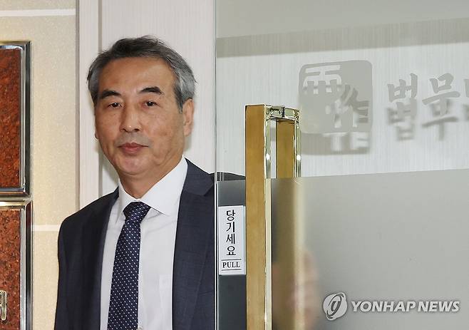 사무실 나서는 민중기 특검 (서울=연합뉴스) 이진욱 기자 = 윤석열 전 대통령의 부인 김건희 여사 의혹을 수사할 민중기 특별검사가 17일 서울 서초구 사무실을 나서고 있다. 2025.6.17 cityboy@yna.co.kr