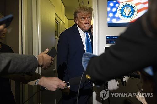 G7 정상회의서 귀국길에 취재진과 기내 문답 나누는 트럼프  [AP=연합뉴스. 재판매 및 DB 금지]