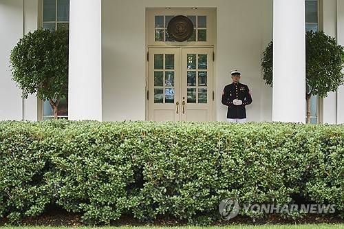 트럼프 대통령이 상황실 회의를 진행 중인 백악관 웨스트윙 입구 [워싱턴 AP=연합뉴스. 재판매 및 DB 금지]