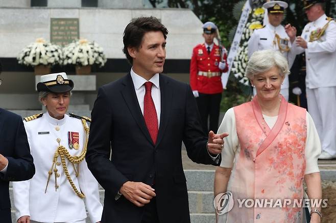 개량 한복을 입은 타마라 모휘니 주한 캐나다 대사 (가평=연합뉴스) 임병식 기자 = 쥐스탱 트뤼도 캐나다 총리(가운데)가 2023년 5월 18일 경기도 가평군 북면 이곡리 캐나다전투기념비에서 헌화를 마친 뒤 '한국전에 있어서의 캐나다의 기여' 비석을 가리키고 있다. 오른쪽은 개량 한복을 입은 타마라 모휘니 주한 캐나다 대사. [연합뉴스 자료사진] 2025.6.18