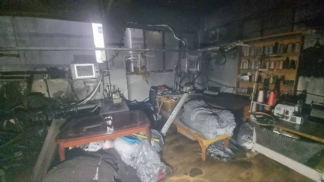 불이 난 의류 제조공장 내부 모습 [경기도소방재난본부 제공. 재판매 및 DB 금지]