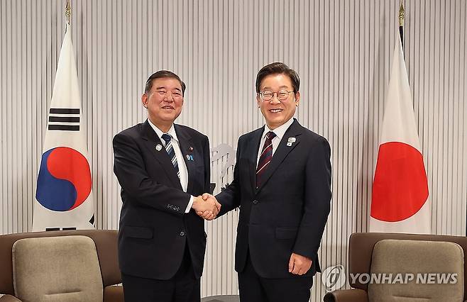 이재명 대통령, 이시바 일본 총리와 한일 정상회담 (캐내내스키스[캐나다]=연합뉴스) 홍해인 기자 = 이재명 대통령이 17일(현지시간) 캐나다 앨버타주 캐내내스키스 주요 7개국(G7) 정상회의장에서 열린 한일 정상회담에서 이시바 시게루 일본 총리와 악수하며 기념촬영을 하고 있다. 2025.6.18 hihong@yna.co.kr