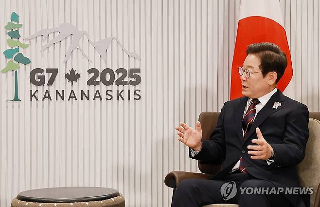 이재명 대통령, G7 계기 이시바 일본 총리와 정상회담 발언 (캐내내스키스[캐나다]=연합뉴스) 홍해인 기자 = 이재명 대통령이 17일(현지시간) 캐나다 앨버타주 캐내내스키스 주요 7개국(G7) 정상회의장에서 이시바 시게루 신임 일본 총리와 한일 정상회담을 하며 발언하고 있다. 2025.6.18 hihong@yna.co.kr