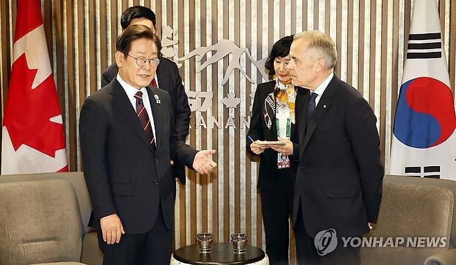 이재명 대통령, 한·캐나다 정상회담 (캐내내스키스[캐나다]=연합뉴스) 홍해인 기자 = 이재명 대통령이 17일(현지시간) 캐나다 앨버타주 캐내내스키스 주요 7개국(G7) 정상회의장에서 마크 카니 캐나다 총리와 한·캐나다 정상회담을 하고 있다. 2025.6.18 hihong@yna.co.kr