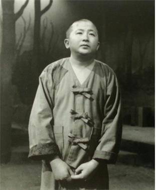 1991년 스물다섯의 나이로 '동승'(연출 박원근)의 '도념' 역을 연기한 지춘성 배우의 당시 공연 모습.
지춘성 배우는 해당 역할로 제15회 서울연극제 남우주연상, 제28회 백상예술대상 연극 부문 인기상을 받았다.[국립극단 제공. 재판매 및 DB 금지]