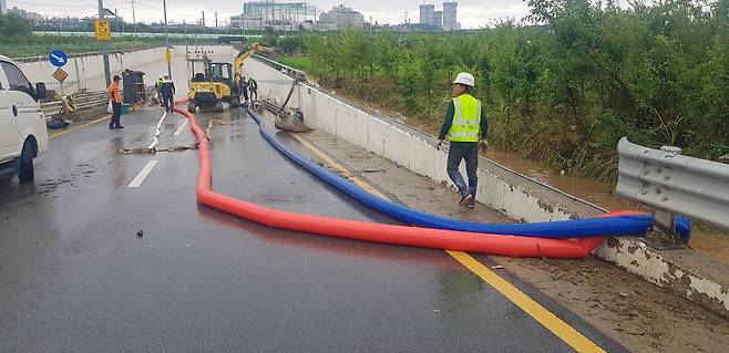 배수 작업 중인 평택 세교지하차도 [평택시 제공. 재판매 및 DB 금지]