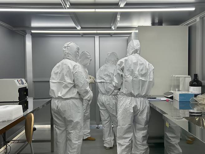 경주 월성 출토 개 연구를 위해      (경주=연합뉴스) 김예나 기자 = 지난 11일 국립경주문화유산연구소와 울산과학기술원(UNIST) 관계자들이 경북 경주시 국립경주문화유산연구소 청정실험실에서 월성 남성벽에서 출토된 개 뼈를 분석하기 위한 시료를 채취하고 있다. 2025.6.18
    yes@yna.co.k