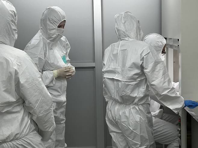 경주 월성 출토 개 연구를 위해      (경주=연합뉴스) 김예나 기자 = 지난 11일 국립경주문화유산연구소와 울산과학기술원(UNIST) 관계자들이 경북 경주시 국립경주문화유산연구소 청정실험실에서 월성 남성벽에서 출토된 개 뼈를 분석하기 위한 시료를 채취하고 있다. 2025.6.18
    yes@yna.co.k