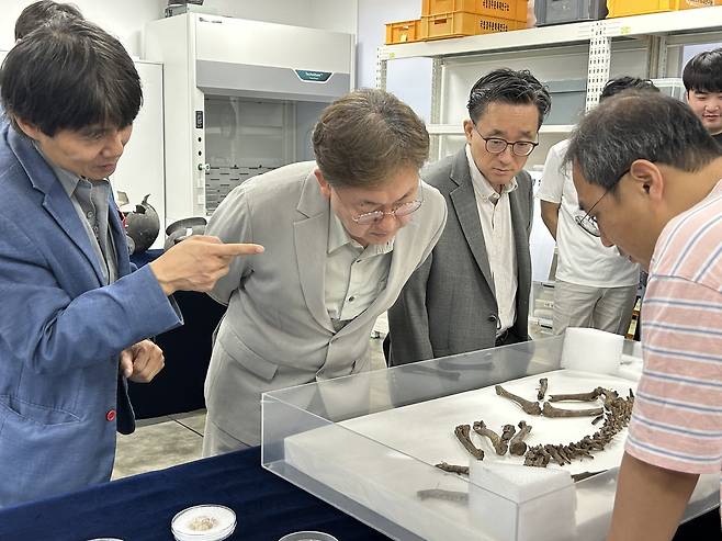 월성 출토 개 뼈를 살펴보는 임종덕 원장      (경주=연합뉴스) 김예나 기자 = 임종덕 국립문화유산연구원장(왼쪽에서 두 번째)과 지난 11일 경북 경주시 신라월성연구센터 숭문대에서 월성 남성벽에서 출토된 개 뼈를 살펴보고 있다. 국립경주문화유산연구소는 3세기 사로국 시기에 의례를 지내며 묻은 것으로 추정되는 개 뼈를 중심으로 월성 출토 개의 유전자를 분석하고 연구할 예정이다. 2025.6.18
    yes@yna.co.kr