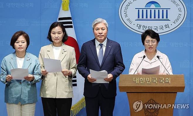 기자회견하는 조국혁신당 김선민 당 대표 권한대행 [연합뉴스 자료사진]