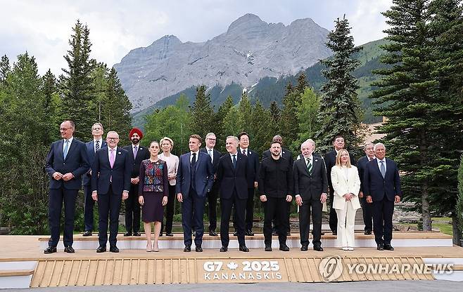 이재명 대통령, G7 정상회의 기념촬영 (캐내내스키스[캐나다]=연합뉴스) 홍해인 기자 = 이재명 대통령이 17일(현지시간) 캐나다 앨버타주 캐내내스키스 주요 7개국(G7) 정상회의장에서 G7 및 초청국 정상들과 기념촬영을 하고 있다. 2025.6.18 hihong@yna.co.kr