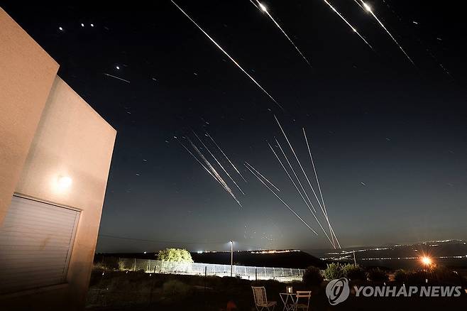 이란에서 발사된 미사일 요격하는 이스라엘 [로이터=연합뉴스. 재판매 및 DB 금지]