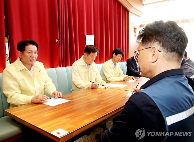 최대호 안양시장 '신안산선 붕괴사고 따른 시민 불편 해소' 촉구 (광명=연합뉴스) 최대호 안양시장이 18일 경기도 광명시 신안산선 광명구간 지하터널 붕괴사고 현장 내 사고수습본부 상황실을 방문해 시행사 및 시공사 관계자들에게 안양 시민·소상공인의 민원 내용을 설명하고 실질적인 대책 마련 방안을 논의하고 있다. 2025.6.18 [안양시 제공. 재판매 및 DB금지] xanadu@yna.co.kr