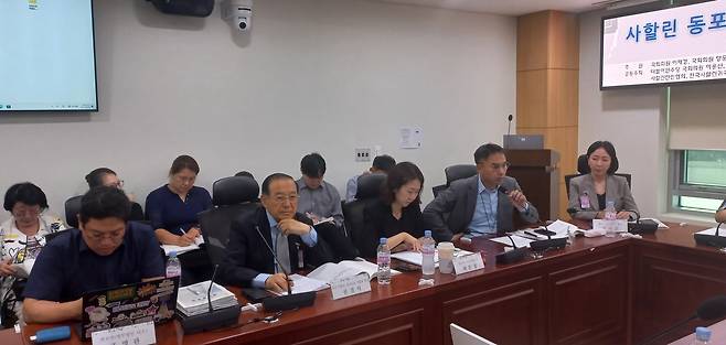 종합토론에서 발언하는 재외동포청 이기성 국장 (서울=연합뉴스) 박현수 기자 = 18일 국회에서 열린 '사할린 동포 포용을 위한 정책토론회'에서 재외동포청 이기성(오른쪽 2번째) 재외동포정책국장이 동포청 정책을 설명하고 있다. 2025.06.18 phyeonsoo@yna.co.kr