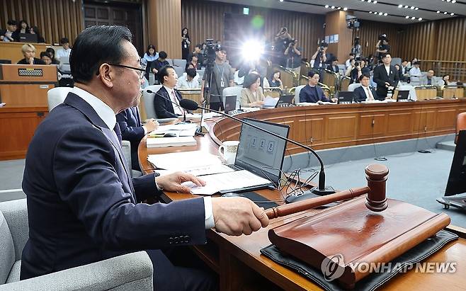의사봉 두드리는 이종배 위원장 (서울=연합뉴스) 김주형 기자 = 18일 국회에서 열린 국무총리 임명 동의에 관한 인사청문특별위원회 회의에서 국민의힘 소속 이종배 위원장이 의사봉을 두드리고 있다. 2025.6.18 kjhpress@yna.co.kr