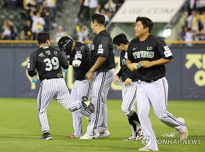 송찬의, 끝내기 땅볼로 LG 승리 (서울=연합뉴스) 임화영 기자 = 18일 서울 잠실야구장에서 열린 프로야구 NC 다이노스와 LG 트윈스의 경기.
    9회말 1사 1, 3루 LG 송찬의가 끝내기 땅볼로 승리를 만든 뒤 동료들과 기뻐하고 있다.  2025.6.18 hwayoung7@yna.co.kr