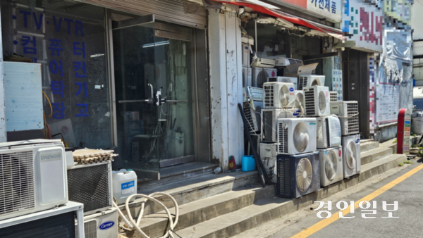 수원의 한 중고가전 매장 밖에 에어컨 실외기가 놓여있다.2025.6.13 /김지원기자 zone@kyeongin.com